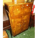 1930'S STYLE WALNUT VENEERED COCKTAIL CABINET WITH LIFT TOP SECTION AND TWO CUPBOARD DOORS TO BASE