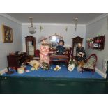 ILLUMINATED DOLL'S HOUSE MINIATURE SHOP WITH CONTENTS