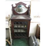 VICTORIAN MAHOGANY DISPLAY CABINET WITH SINGLE DOOR AND GOTHIC TRACERY, BACK BOARD WITH INLAY