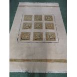 FLOOR RUG, CREAM GROUND WITH DECORATIVE PATTERN AND TASSELLED ENDS
