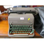 VINTAGE ROYAL MANUAL TYPEWRITER