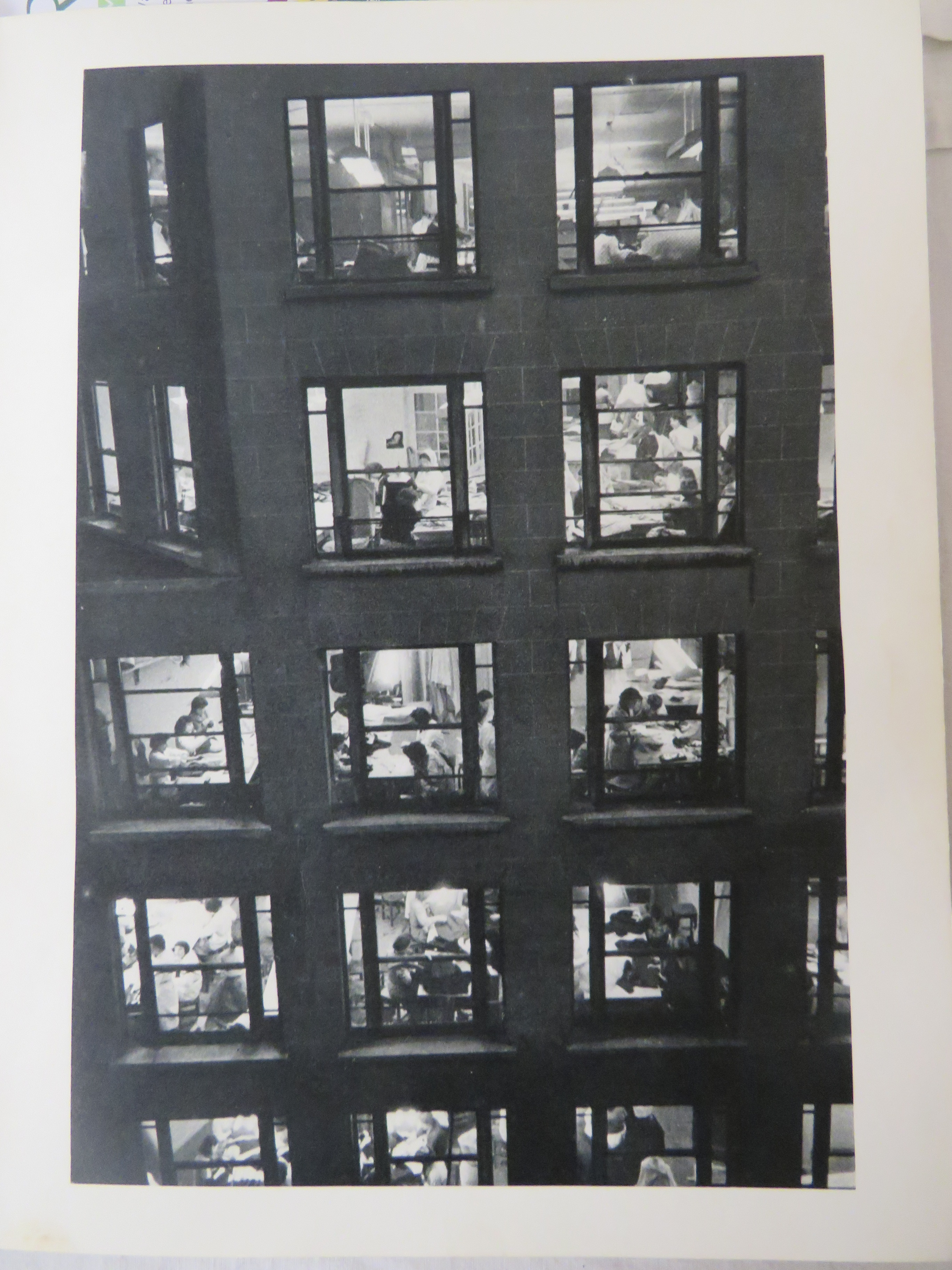 Elsa Triolet, Robert Doisneau - Pour que Paris soit, Editions Cercle d'Art, 1956 - Image 2 of 4