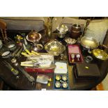 QUANTITY OF METALWARE INCLUDING COPPER AND BRASS WARE, BOXED ELECTROPLATE EGG CUPS, ENGRAVED HIP