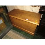 SMALL LIFT TOP PINE BLANKET BOX