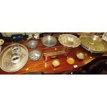 SMALL QUANTITY OF METALWARE INCLUDING TRAYS AND BOWLS