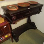 MAHOGANY SIDE TABLE WITH DECORATIVE MOULDING, ON SWEPT CARVED LEGS