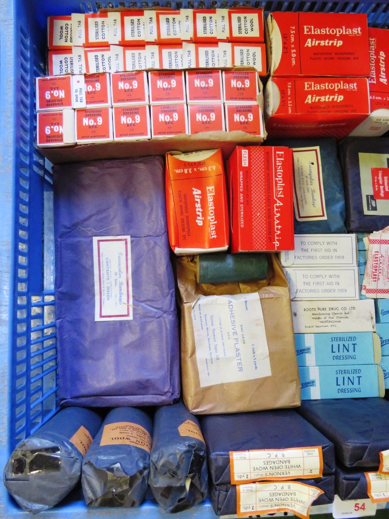 TRAY OF VINTAGE FIRST AID AND MEDICAL ITEMS - Image 3 of 4