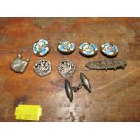 TWO HALLMARKED SILVER BUTTONS, SILVER BROOCH (A/F), SILVER LOCKET, ENAMELLED BUTTONS AND OTHER ITEMS