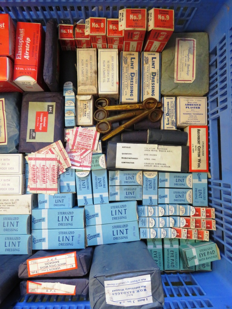 TRAY OF VINTAGE FIRST AID AND MEDICAL ITEMS - Image 4 of 4