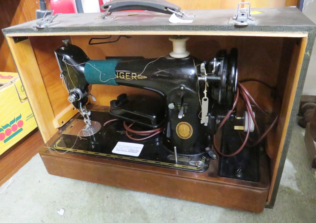 VINTAGE SINGER ELECTRIC SEWING MACHINE IN CASE