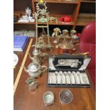 SELECTION OF MIXED METALWARE INCLUDING BRASS PICTURE STANDS, BRASS MEASURING CUPS AND OTHER ITEMS