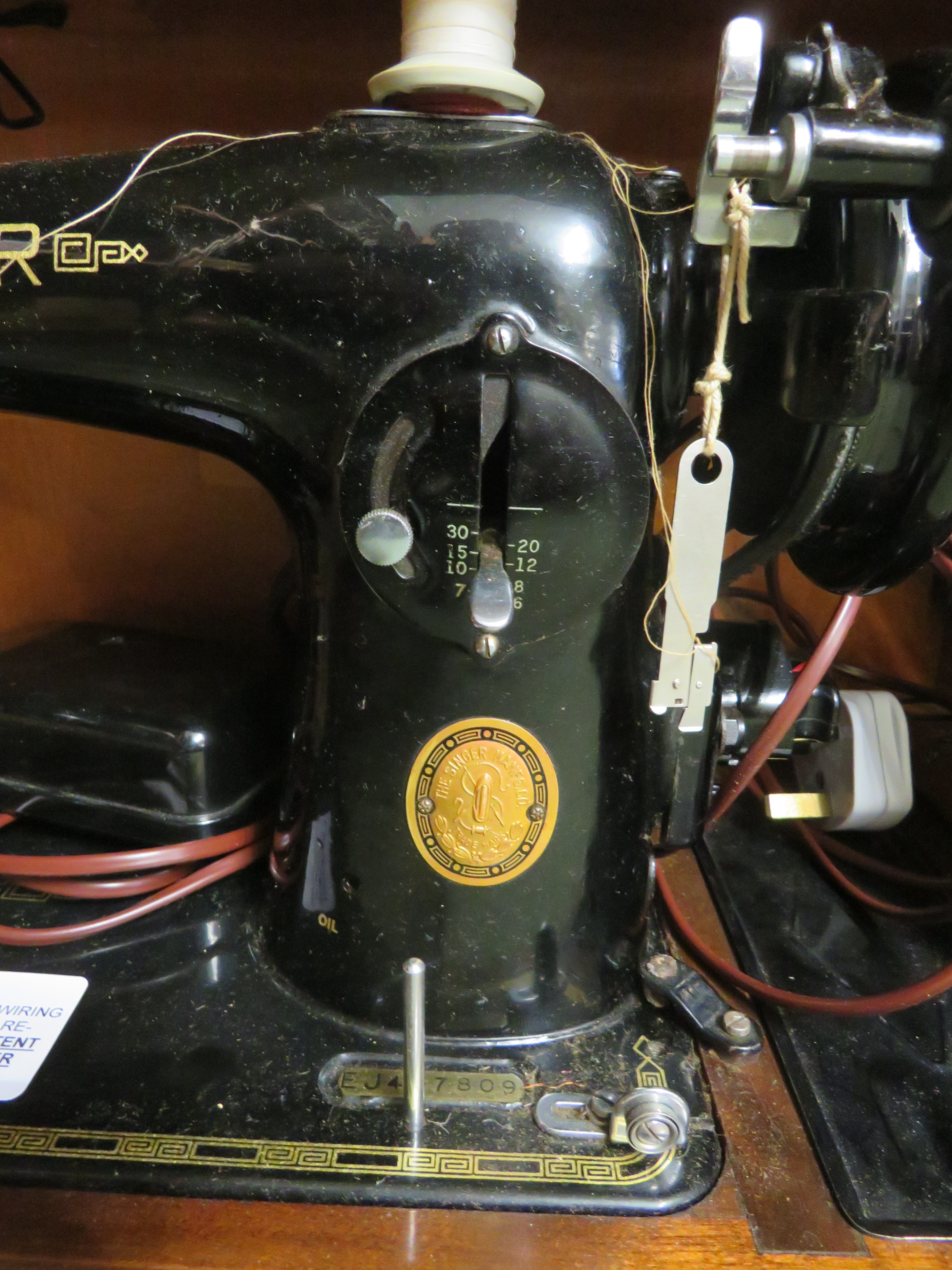 VINTAGE SINGER ELECTRIC SEWING MACHINE IN CASE - Image 3 of 3