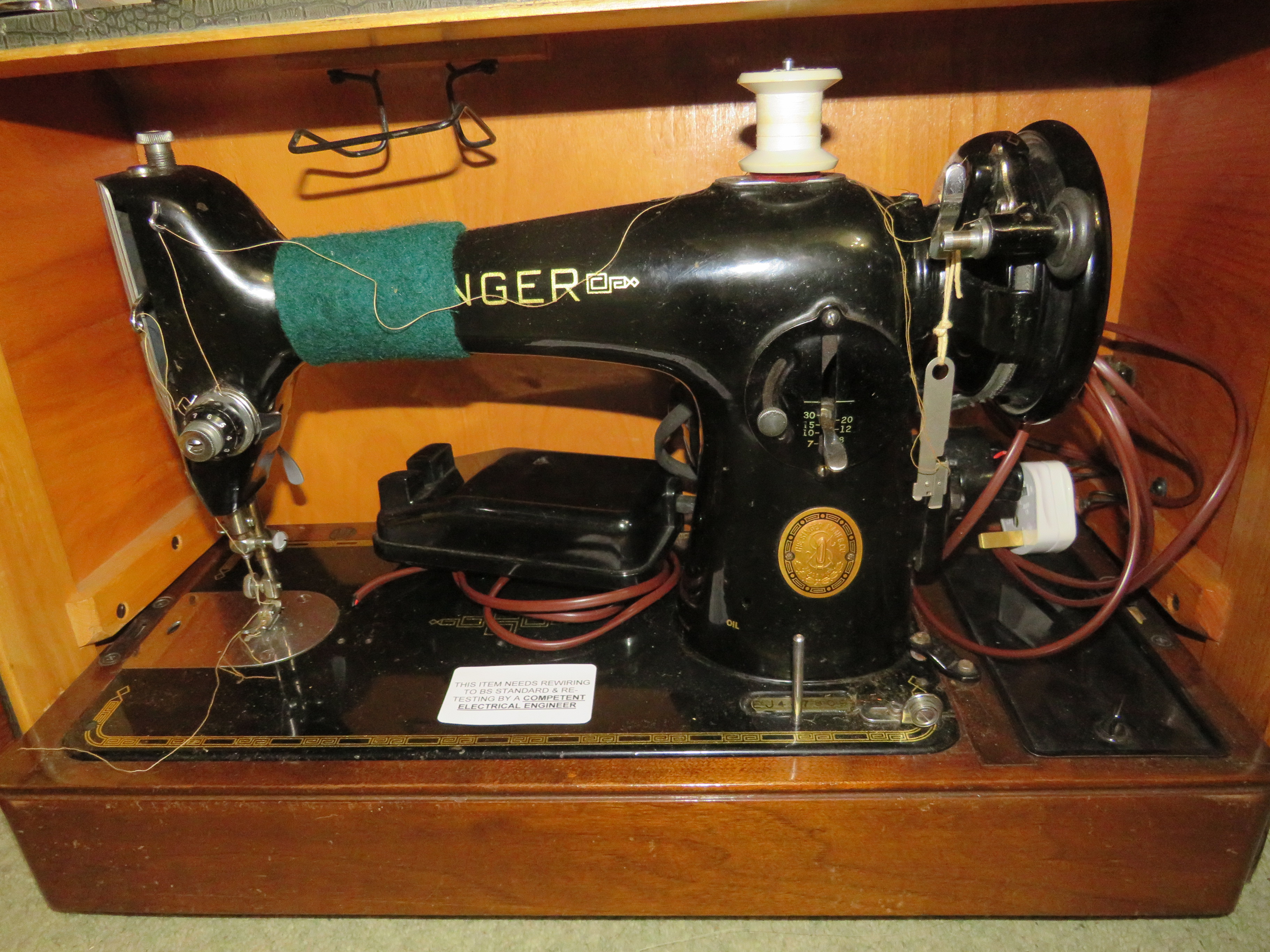 VINTAGE SINGER ELECTRIC SEWING MACHINE IN CASE - Image 2 of 3