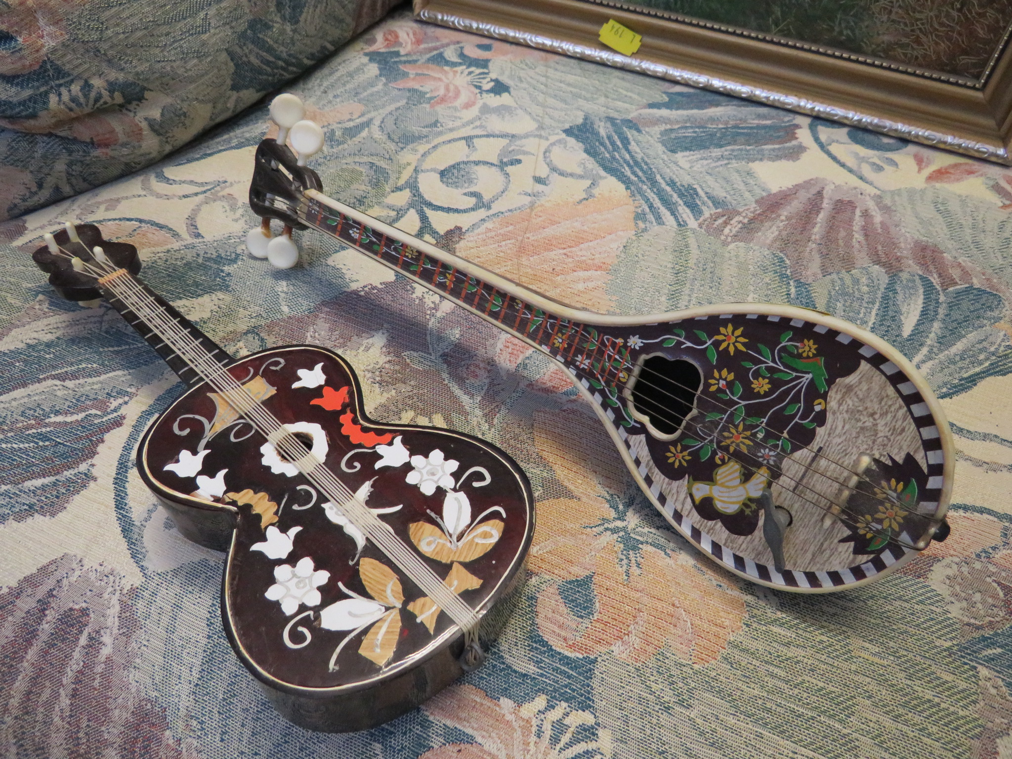 TWO MINIATURE GUITARS WITH MUSICAL MOVEMENTS AND OTHER ITEMS (CONTENTS OF BOX) - Image 4 of 10