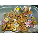 TRAY OF ENAMEL BADGES AND SERVICE BADGES AND BUTTONS