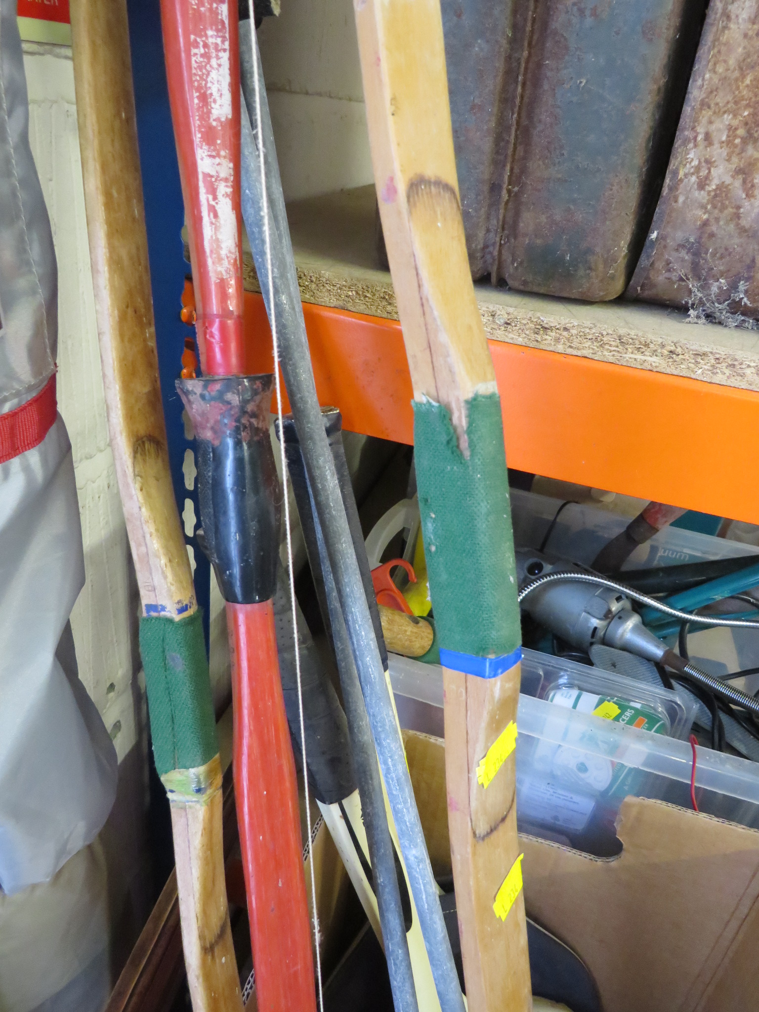 BOX WITH CONTENTS OF VINTAGE CHILDREN'S ARCHERY BOWS (DECORATIVE ITEMS ONLY), SKI POLES, TENNIS RAC - Image 2 of 5