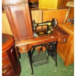 VINTAGE SINGER MANUAL SEWING MACHINE ON WORK TABLE