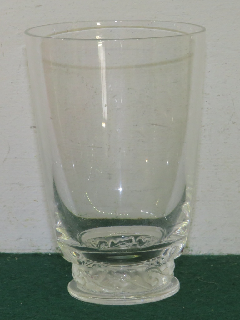 DRINKING GLASS WITH FOLIATE MOULDED FOOT SIGNED 'LALIQUE FRANCE' TO BASE, HEIGHT 9CM