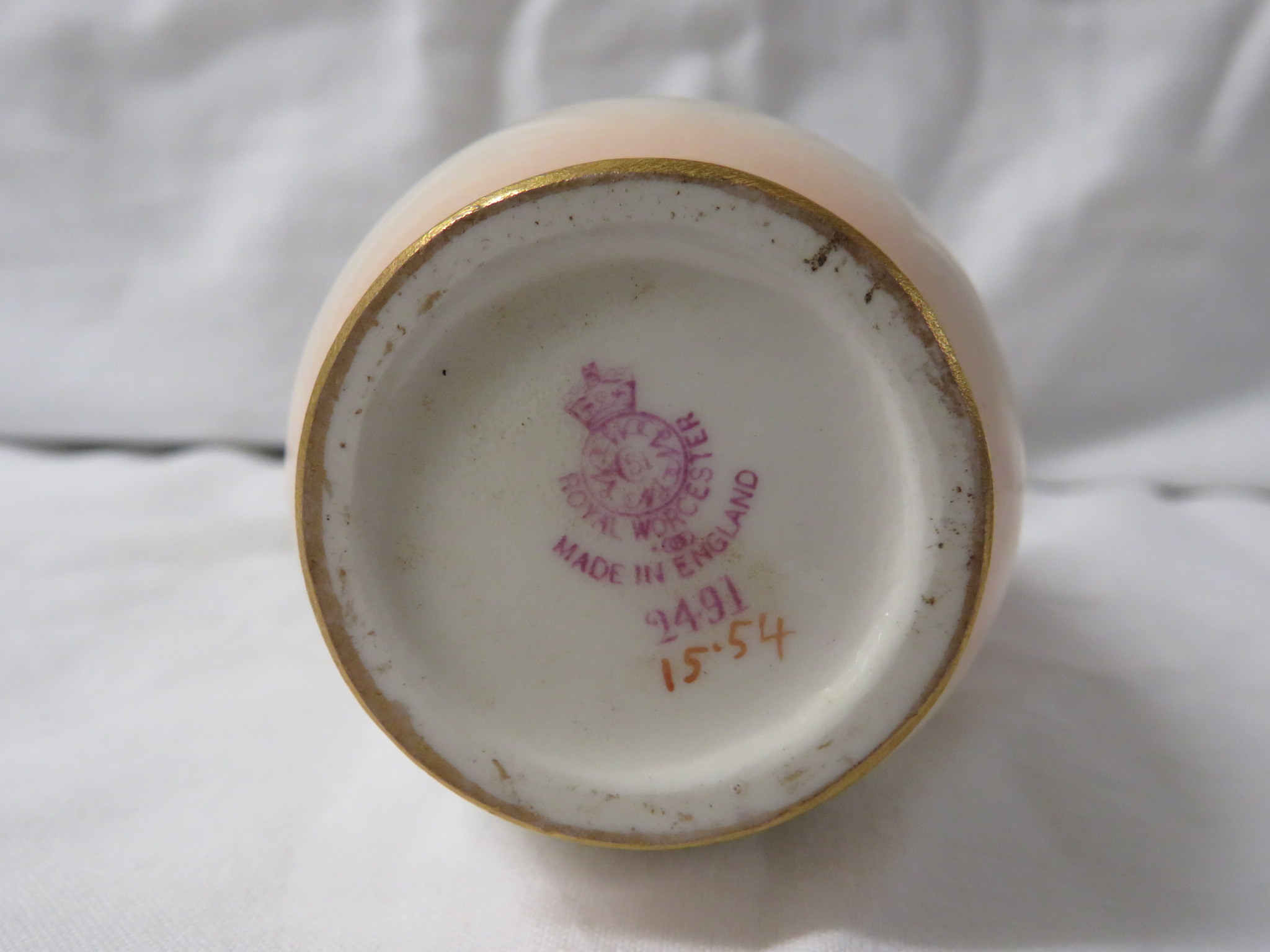 Royal Worcester porcelain vase, slender ovoid form, hand painted decoration of pink roses, signed - Image 4 of 4