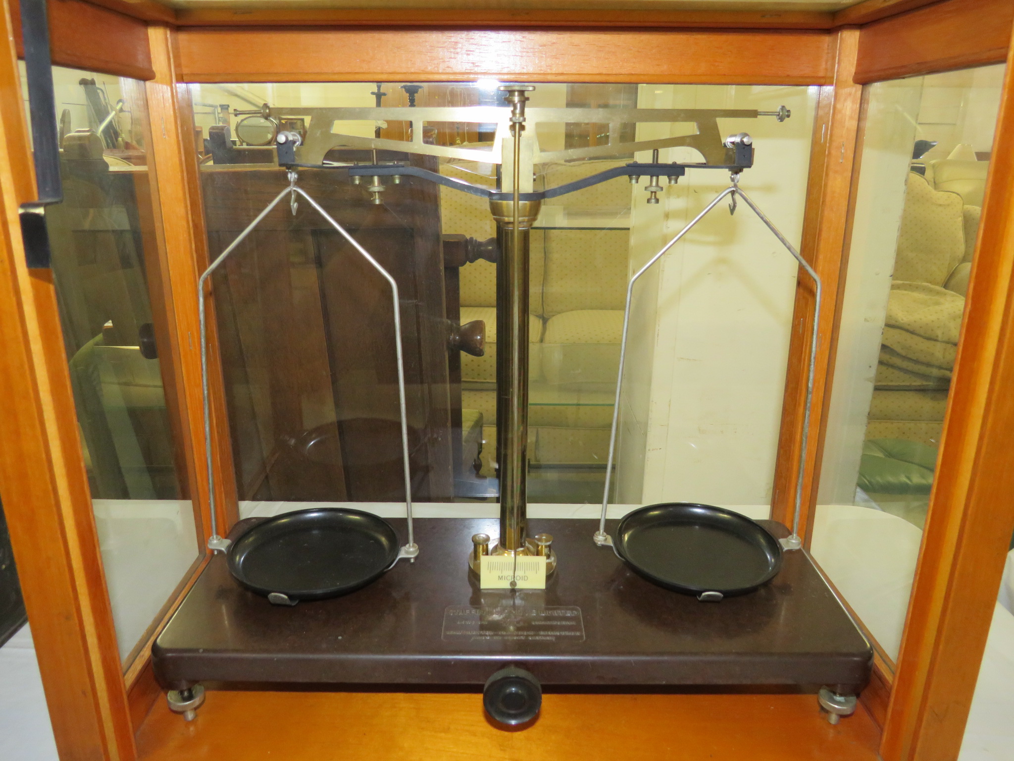 Griffin & George microid balance scales in glazed cabinet, with a box of weights - Image 2 of 4