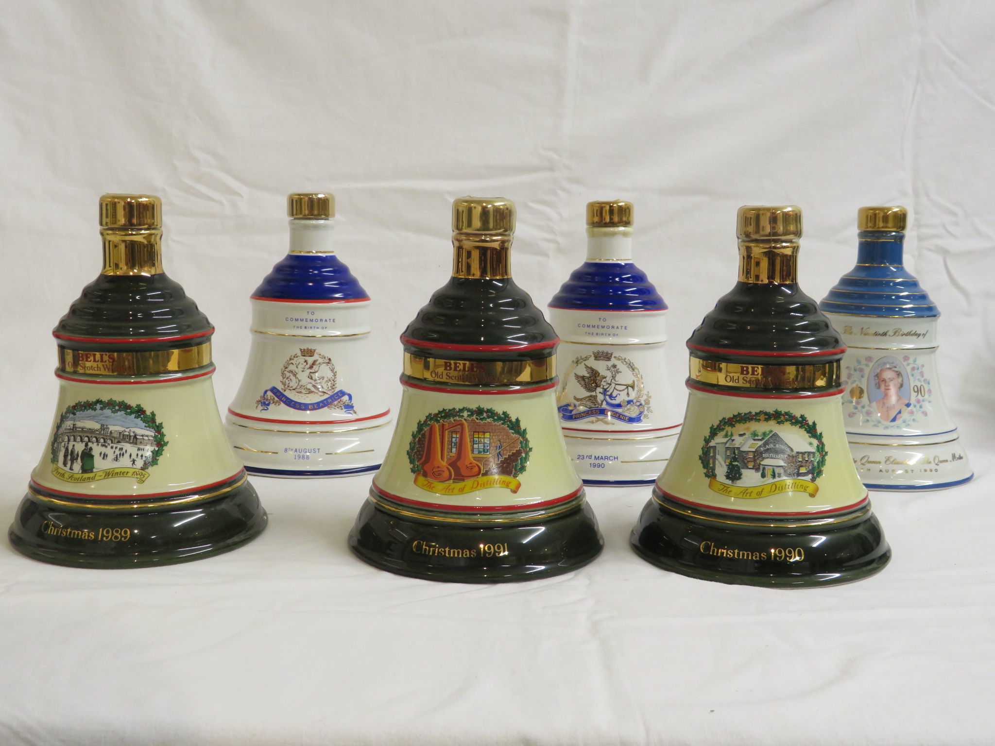 Three boxed Wade Bell's Scotch whisky Christmas decanters (1989, 1990 and 1991), 75cl; boxed Wade - Image 4 of 4