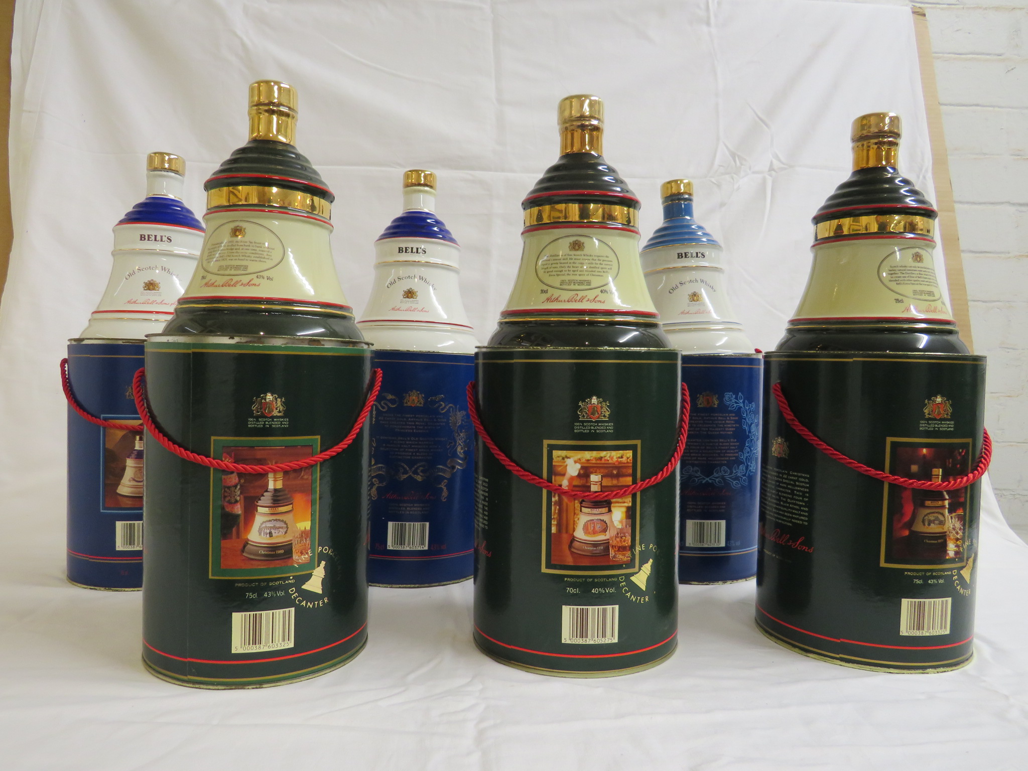 Three boxed Wade Bell's Scotch whisky Christmas decanters (1989, 1990 and 1991), 75cl; boxed Wade - Image 2 of 4