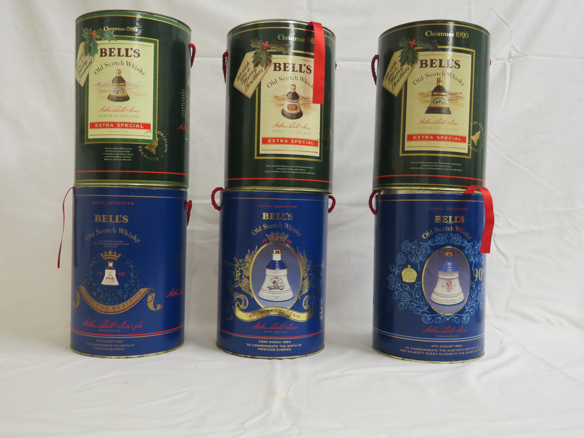 Three boxed Wade Bell's Scotch whisky Christmas decanters (1989, 1990 and 1991), 75cl; boxed Wade - Image 3 of 4