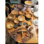 SELECTION OF TREEN WARE INCLUDING TURNED BOWLS, WALL BRACKET, CARVED DISH AND OTHER ITEMS