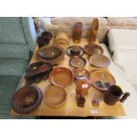 SELECTION OF TREEN WARE INCLUDING TANKARDS, BOWLS, LIDDED JAR AND OTHER ITEMS