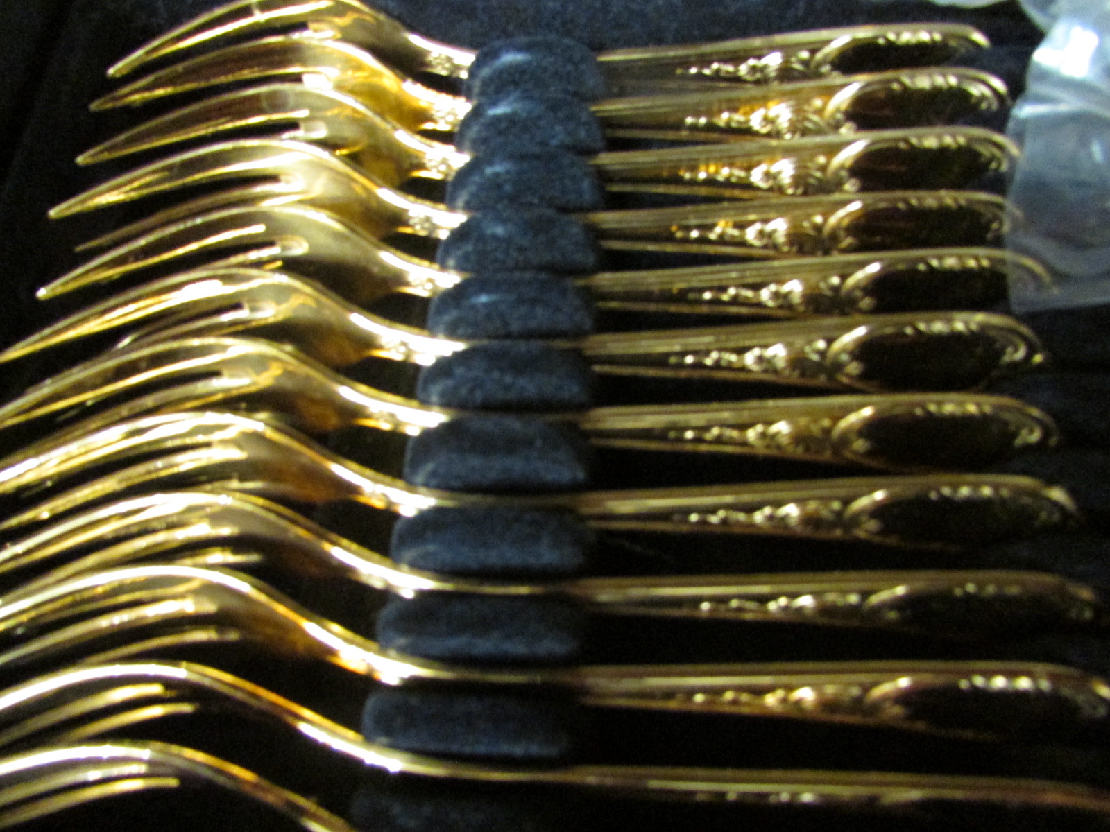 SEVENTY PIECE CANTEEN OF 23/24-CARAT GOLD PLATED CUTLERY, SOLINGEN, GERMAN MADE, PRESENTED IN FITTED - Image 5 of 7