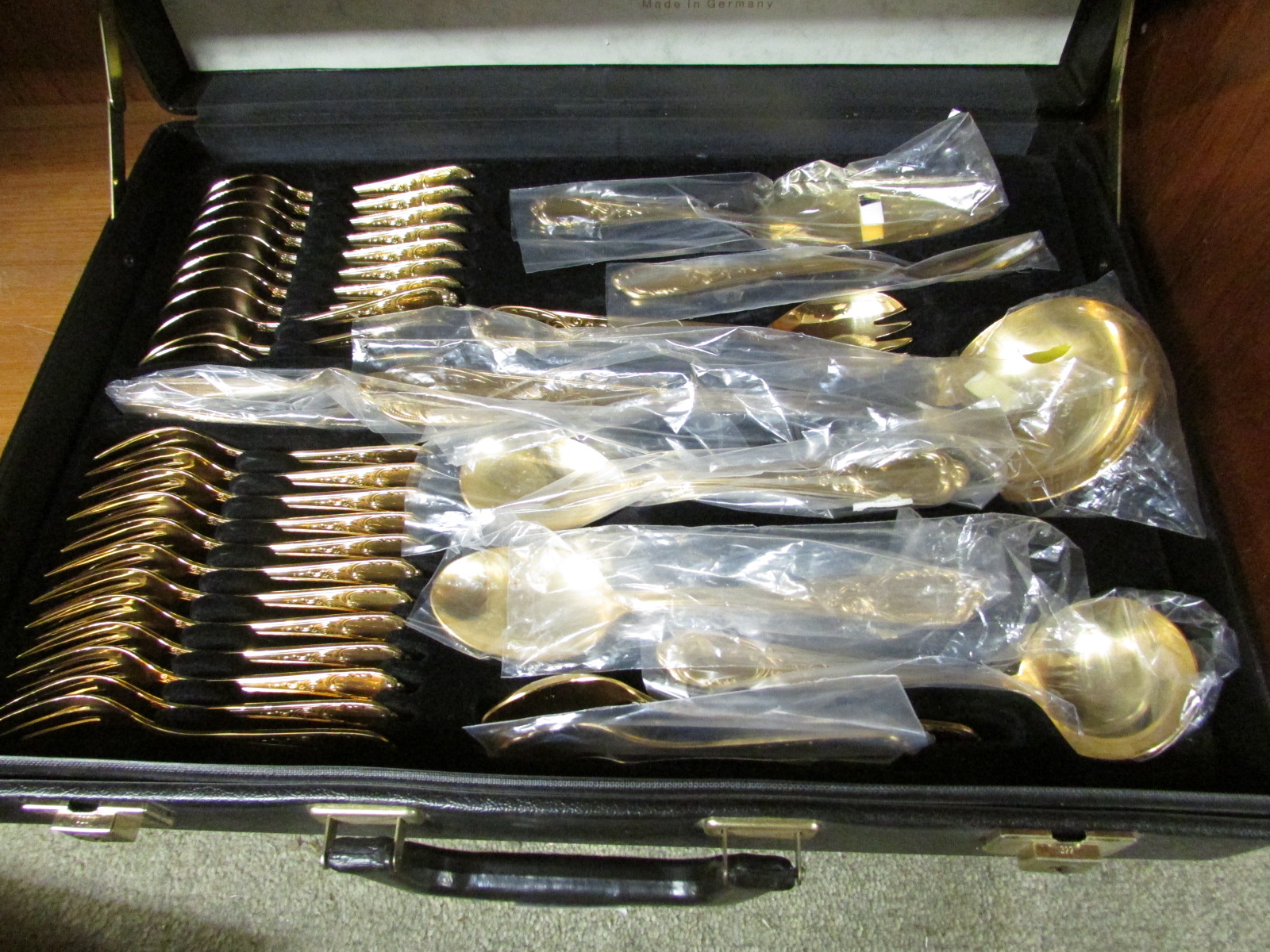 SEVENTY PIECE CANTEEN OF 23/24-CARAT GOLD PLATED CUTLERY, SOLINGEN, GERMAN MADE, PRESENTED IN FITTED - Image 3 of 7