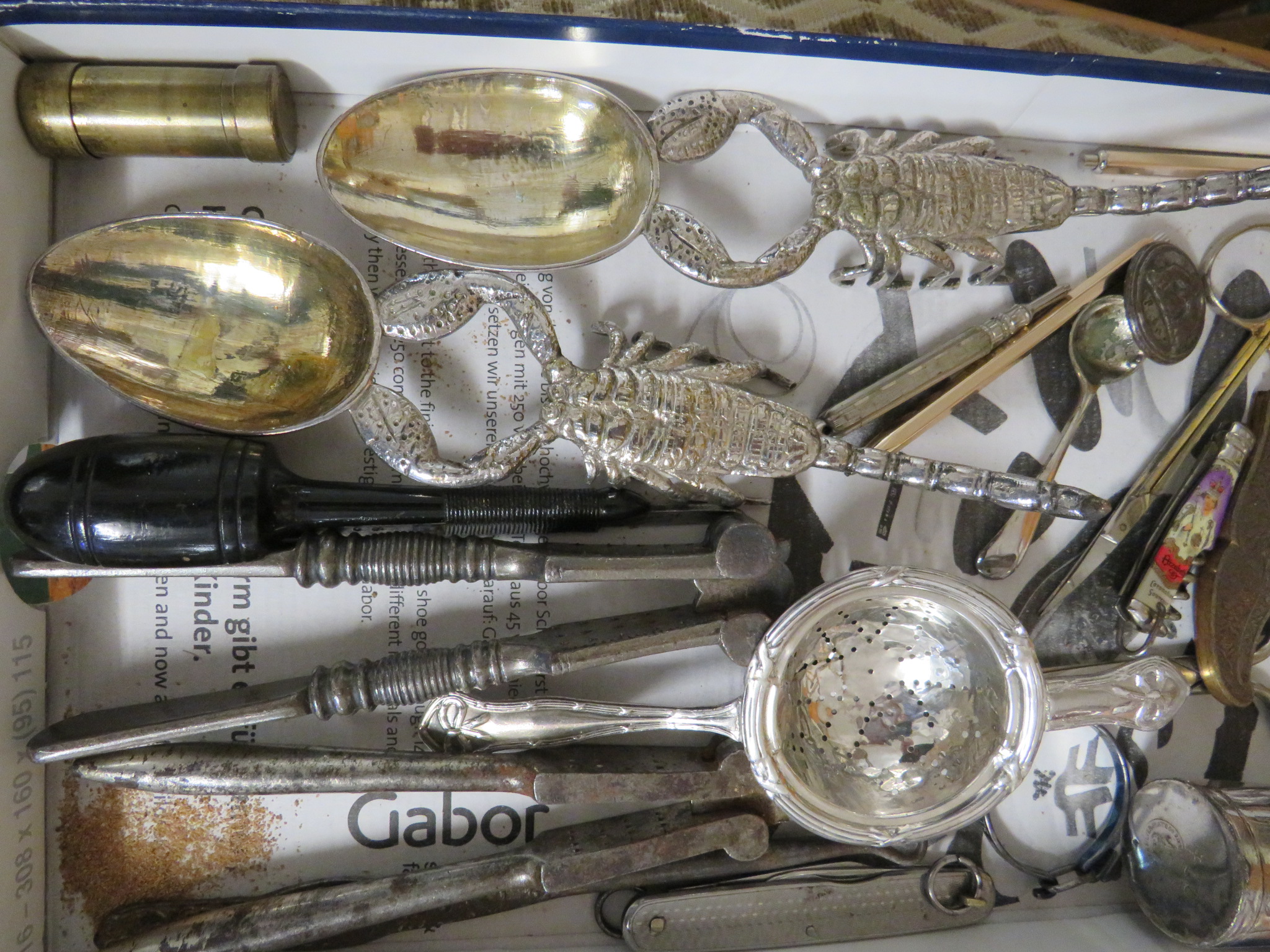 TRAY OF SMALL VINTAGE ITEMS INCLUDING WHITE METAL TEA STRAINER, NUT CRACKERS, PENKNIVES, ETC - Image 3 of 3