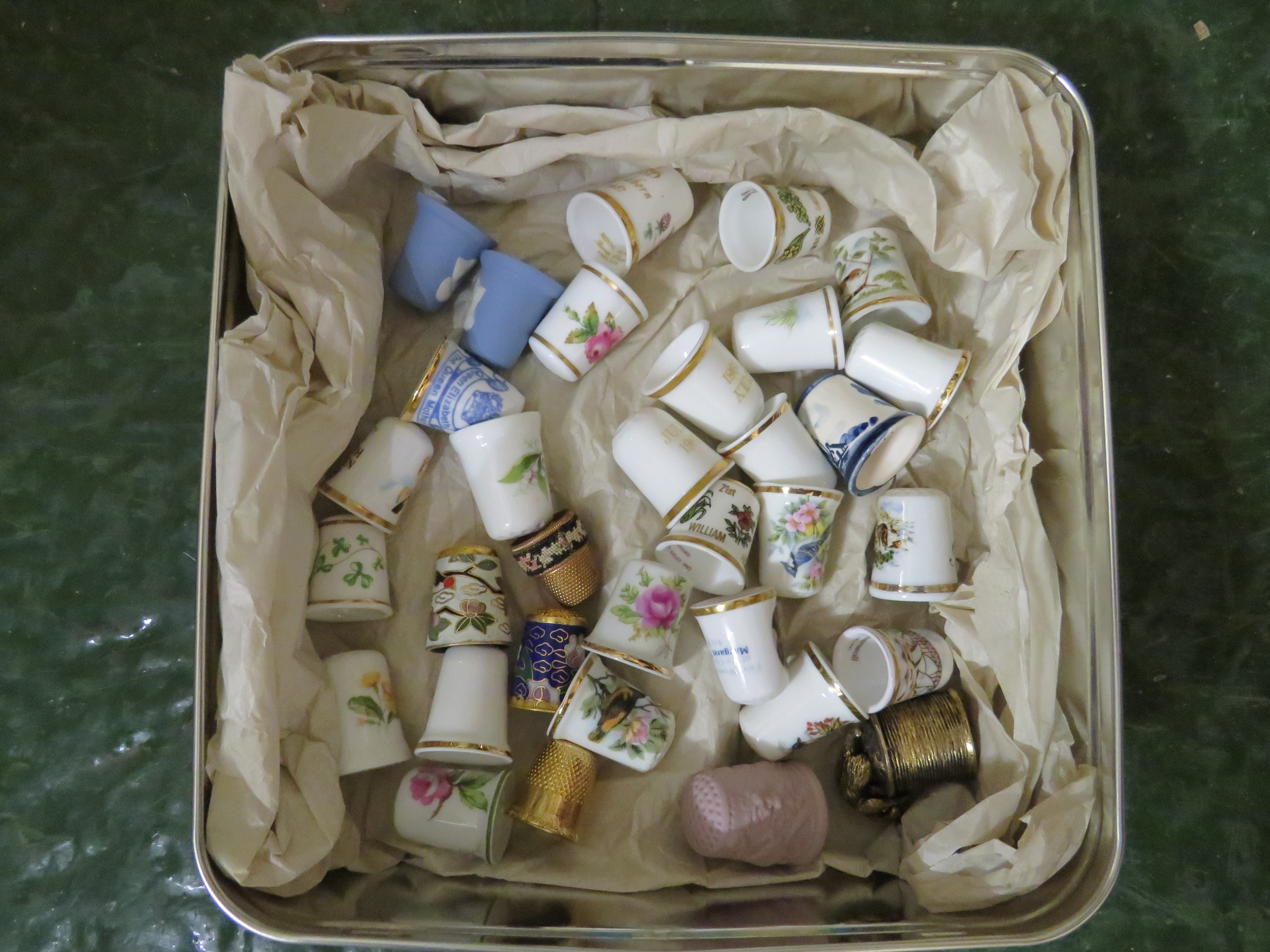 TIN OF ASSORTED CERAMIC AND METAL THIMBLES INCLUDING ROYAL ALBERT AND WEDGWOOD