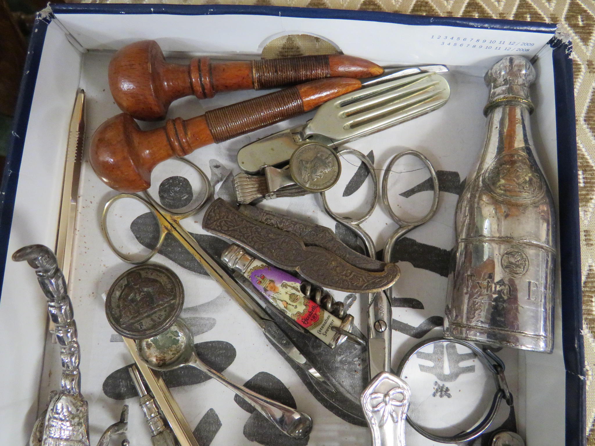 TRAY OF SMALL VINTAGE ITEMS INCLUDING WHITE METAL TEA STRAINER, NUT CRACKERS, PENKNIVES, ETC - Image 2 of 3