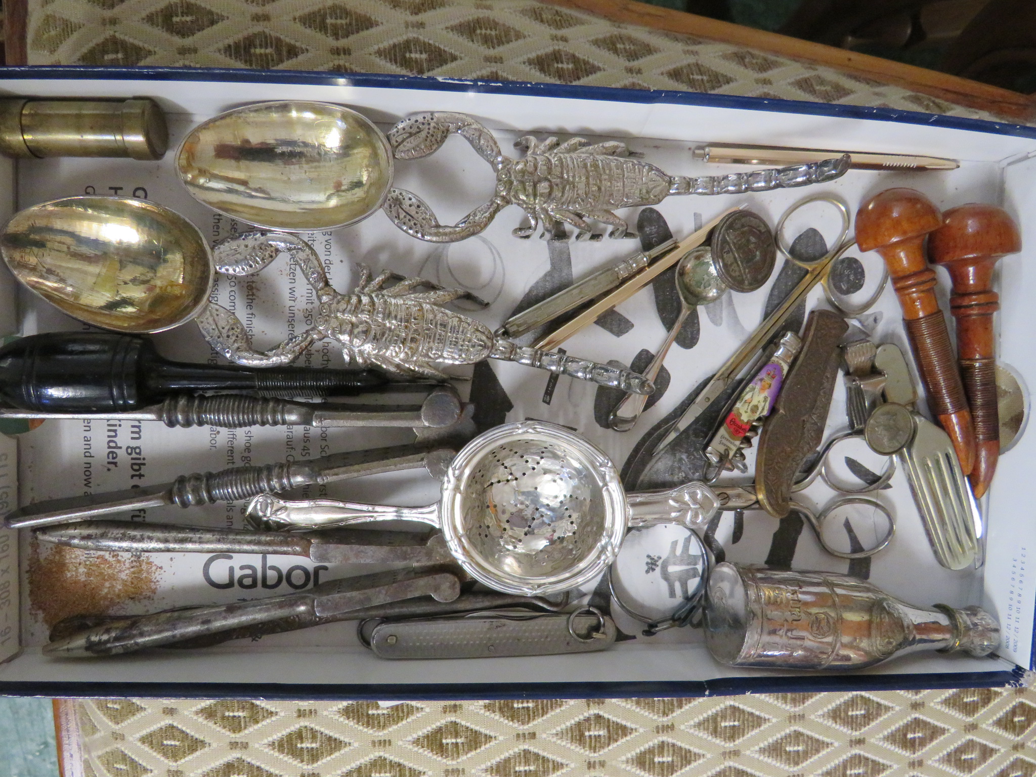 TRAY OF SMALL VINTAGE ITEMS INCLUDING WHITE METAL TEA STRAINER, NUT CRACKERS, PENKNIVES, ETC