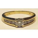 18-CARAT GOLD RING SET WITH CENTRAL BRILLIANT CUT DIAMOND ESTIMATED AT 0.25 CARAT, WITH FOUR SMALLER