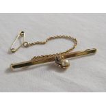 Bar brooch set with solitaire diamond (stone estimated at 0.25 carats) and suspending a small pearl,