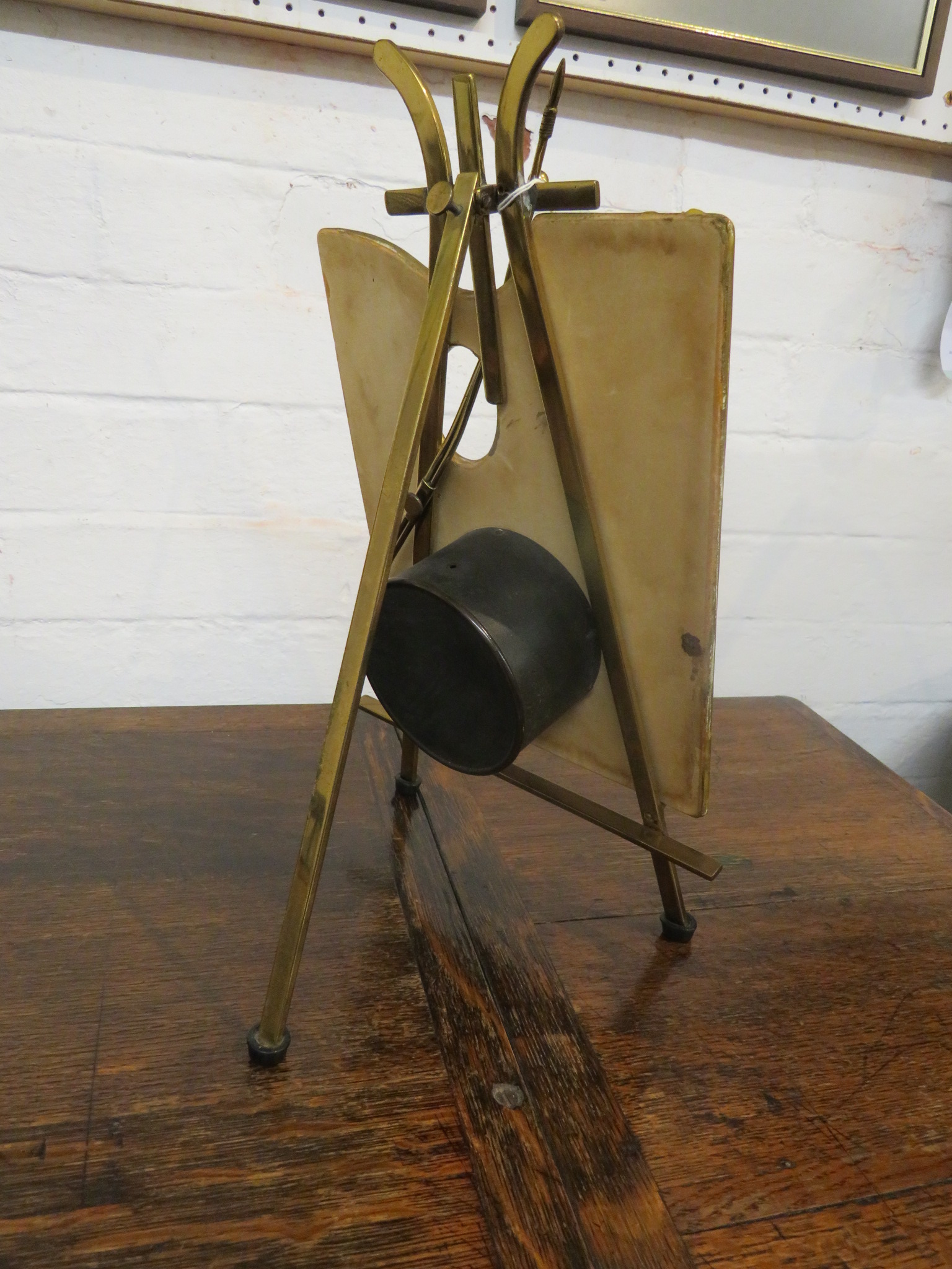 Brass and enamelled porcelain table clock as an artist's palette on easel, the dial painted with a - Bild 3 aus 5