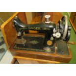 SINGER MANUAL SEWING MACHINE IN WOODEN CARRY CASE