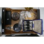 A mixed collection of metal ware items to include cased spoon sets, loose cutlery items,