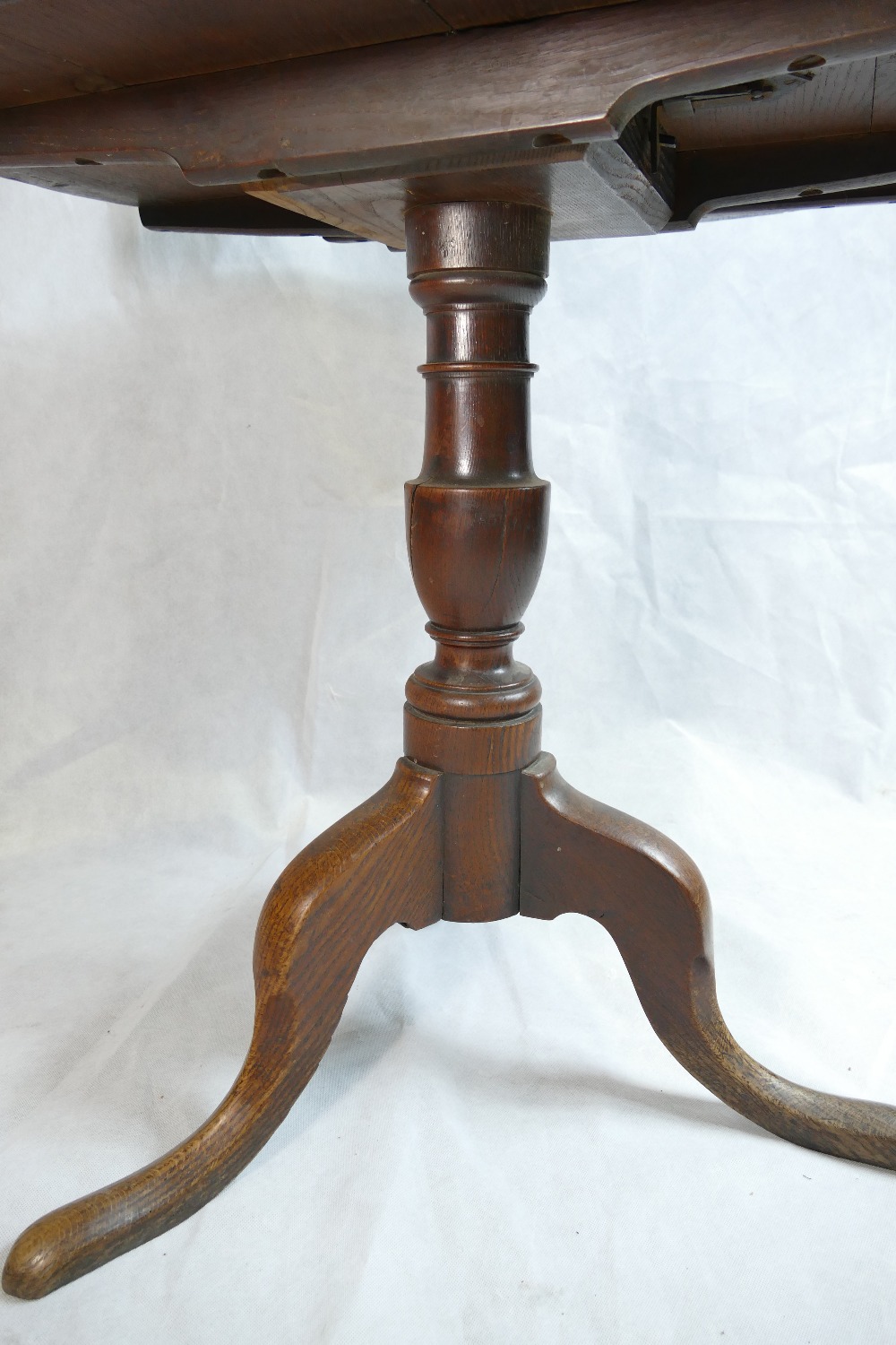 18th century oak tip / tilt top tripod table. - Image 4 of 5