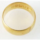 22ct gold hallmarked wedding ring / band 4.9g.