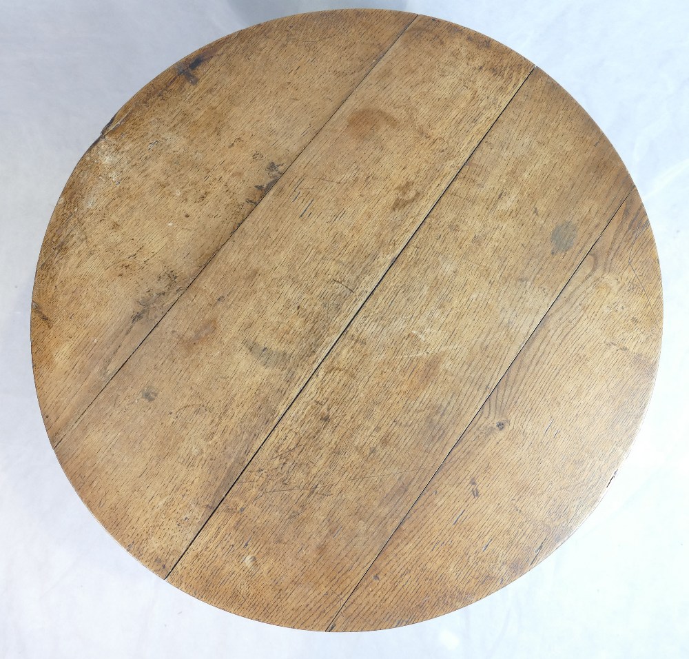 18th century oak tip / tilt top tripod table. - Image 5 of 5