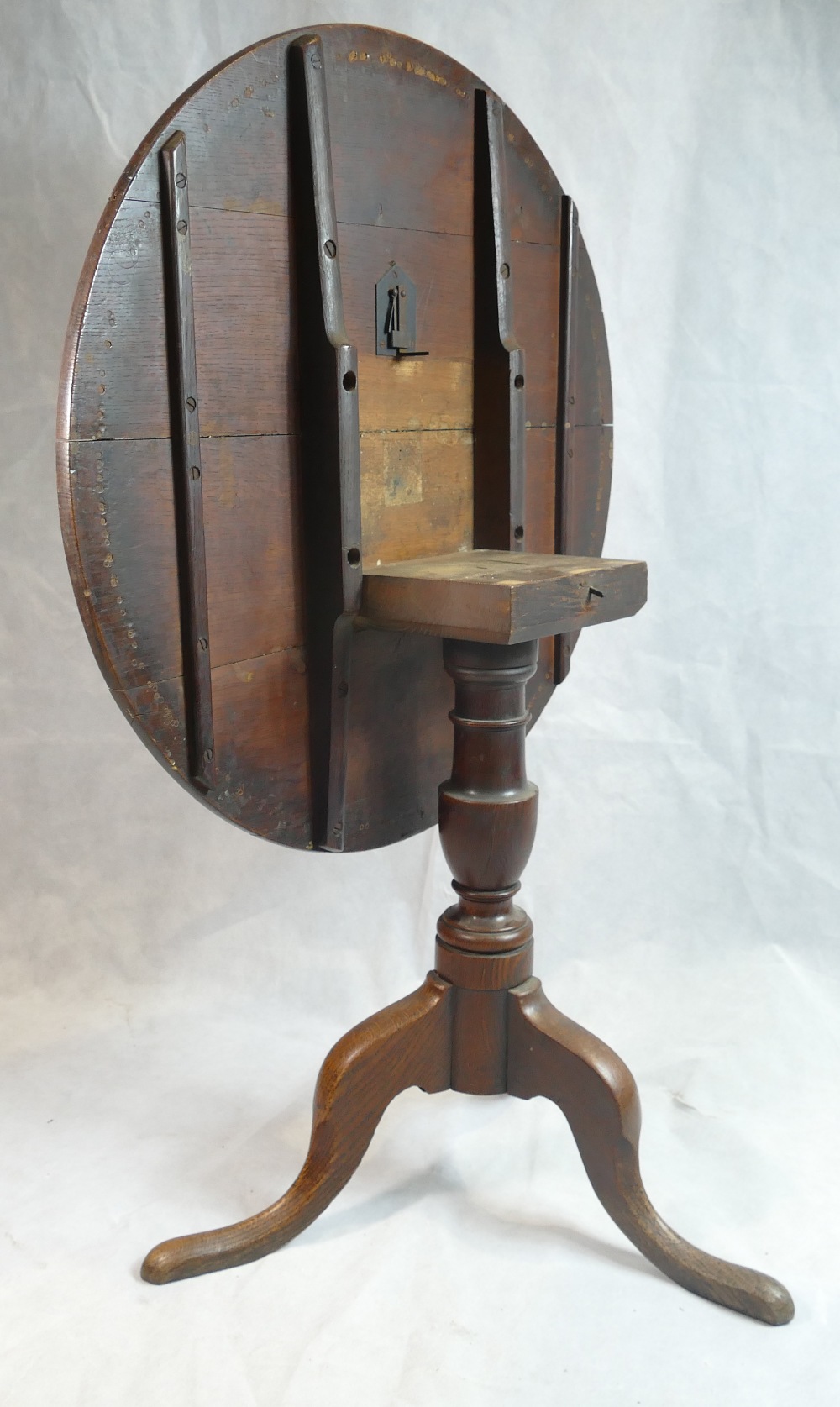 18th century oak tip / tilt top tripod table. - Image 3 of 5