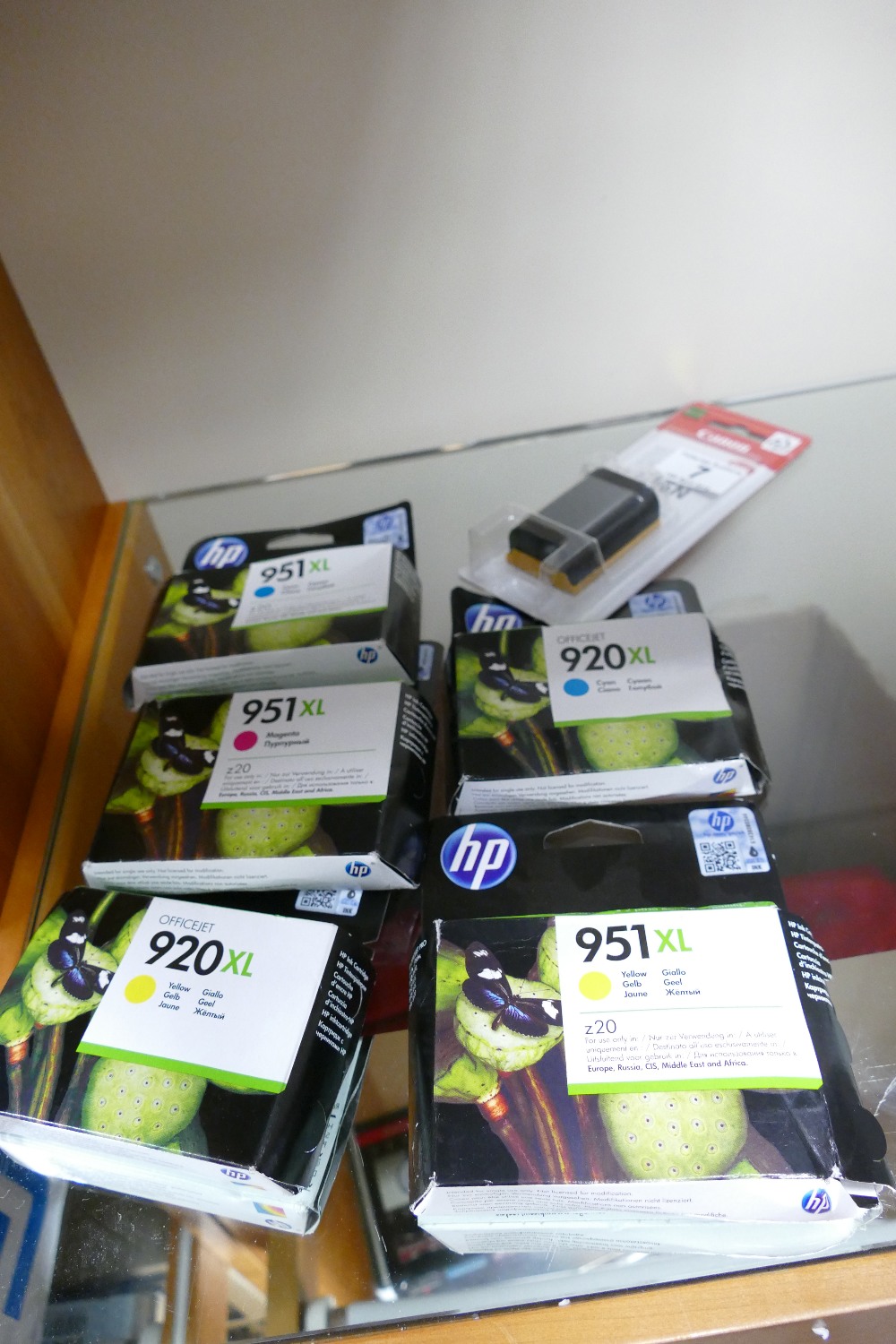 A selection of HP ink cartridges to include magenta and cyan (5) and Cannon LP-E6N batter pack