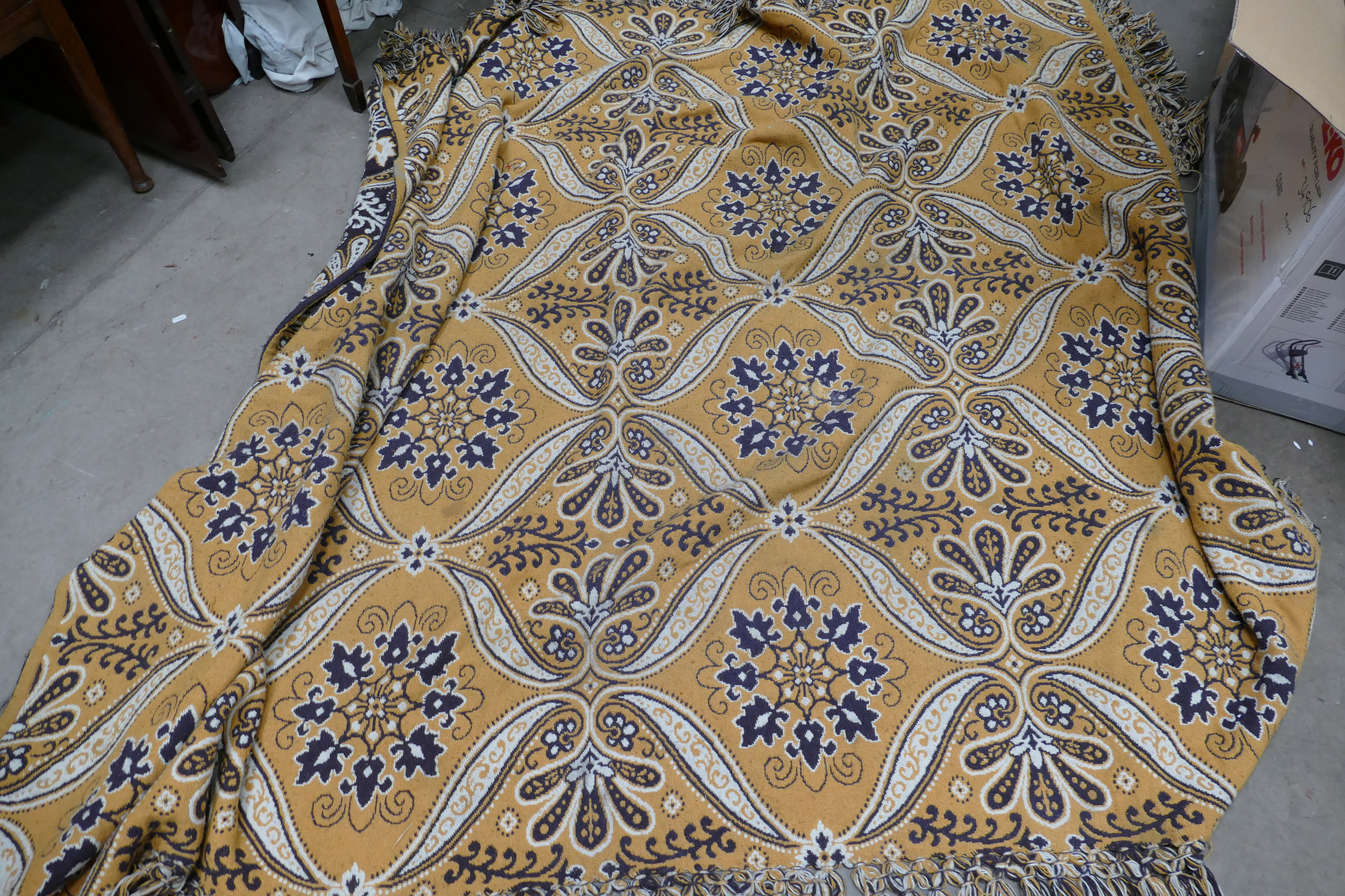 A Tuftex Italian rug with a stylised design in yellow,
