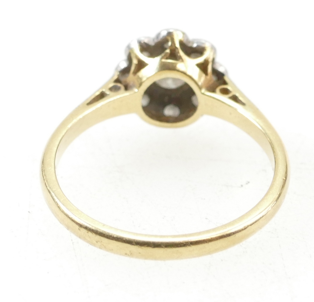 18ct gold and diamond set Daisy ring, central stone surrounded by 8 smaller stones, collet set. - Bild 2 aus 3