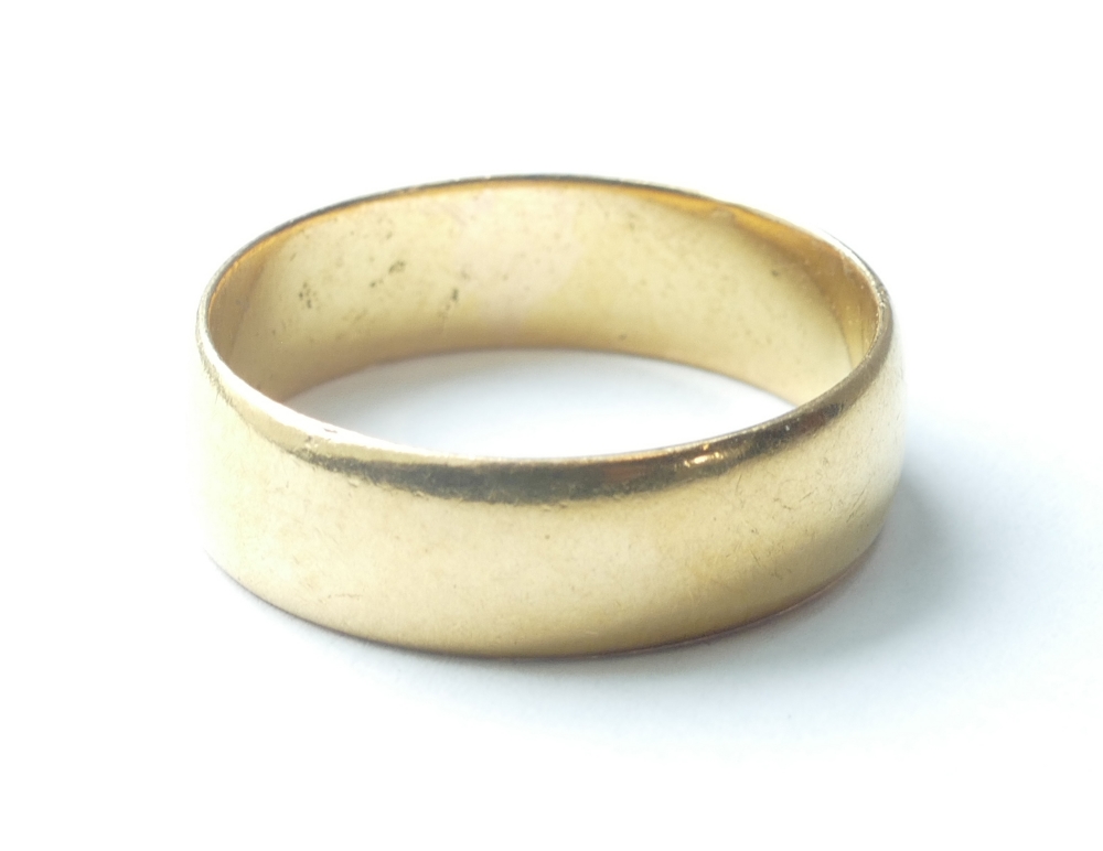 22ct hallmarked wedding band / ring, size P. 5.8g.