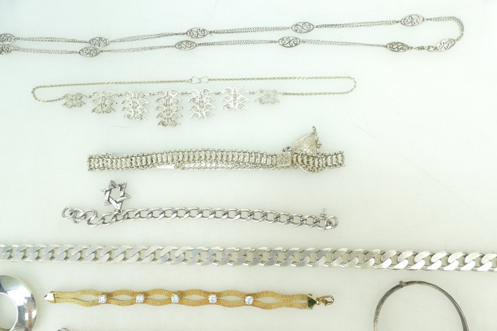 Large quantity of hallmarked silver and silver coloured metal jewellery 394 g approx. - Bild 2 aus 4