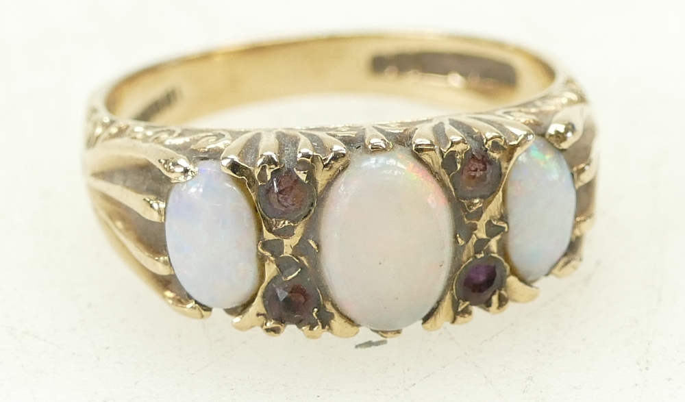 9ct gold ladies thre stone opal ring, size P, 3.